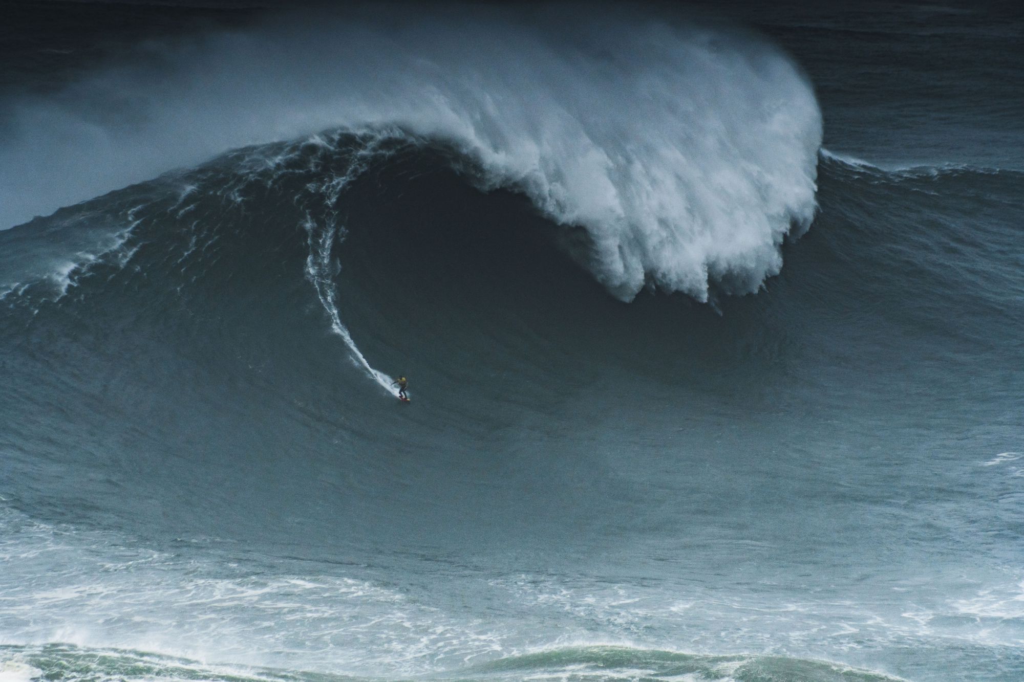 Um surfista numa onda gigante na Nazaré