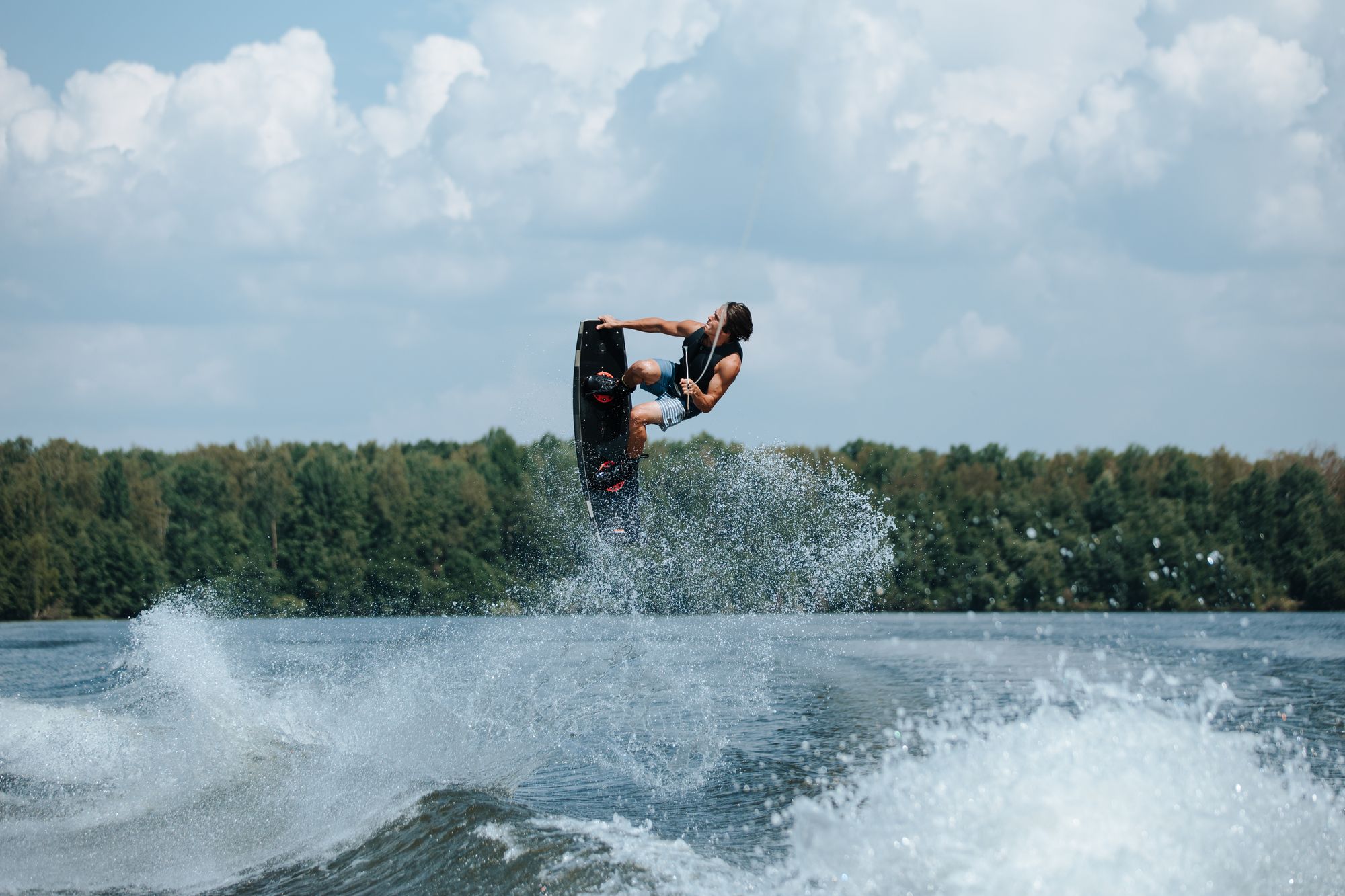 Um praticante de wakeboard a saltar sobre a água
